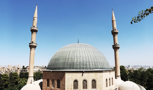 Depremde hasar almıştı: Balıklıgöl'deki caminin minaresi onarıldı