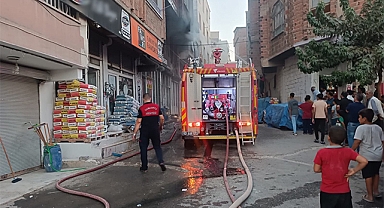Şanlıurfa'da inşaat malzemesi satan dükkanda yangın