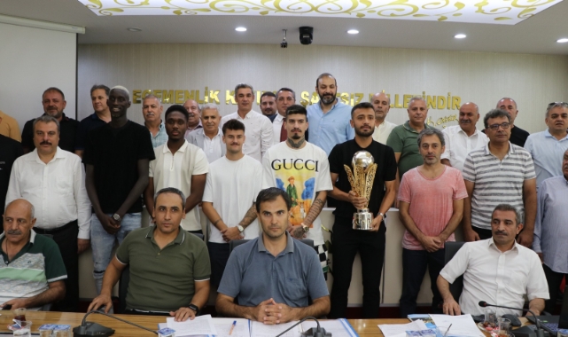 Şanlıurfaspor futbolcuları kupayla meclise geldi