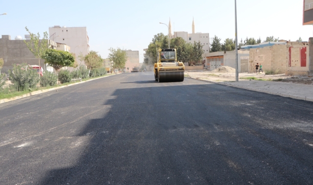 Viranşehir'de başlatılan sıcak asfalt çalışmaları sürüyor