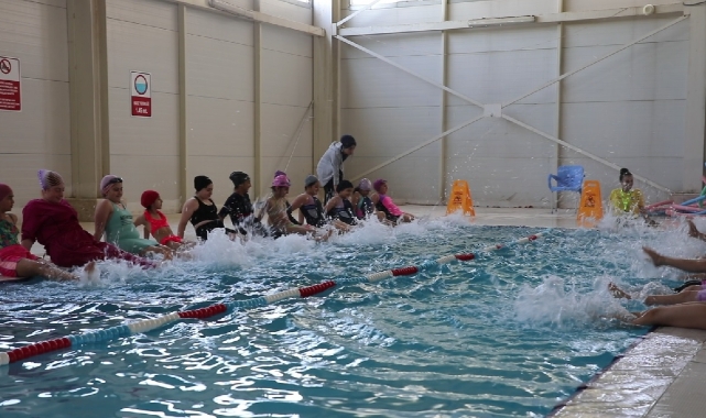 Viranşehir'de çocuklar belediye kursunda yüzme öğreniyor