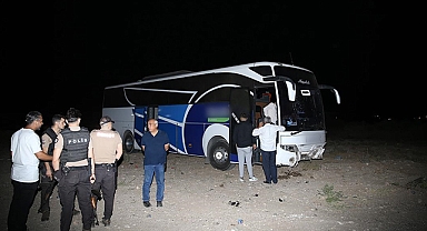 Yolcu otobüsü refüje çarptı, 18 kişi yaralandı