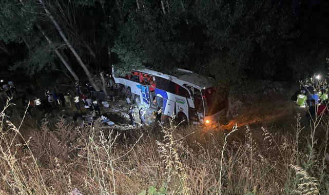 Yolcu otobüsü şarampole düştü: 12 ölü, 20 yaralı
