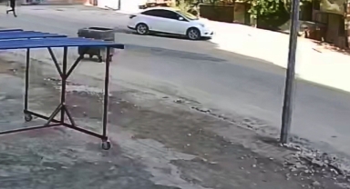 Şanlıurfa'da el freni çekilmeyen otomobil apartmanın bahçesine düştü