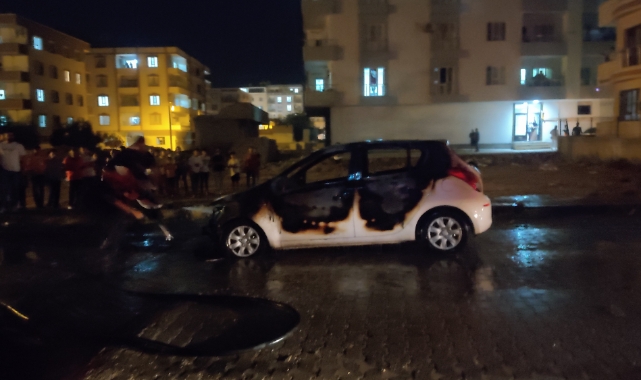 Şanlıurfa&#039;da seyir halindeki otomobil yandı