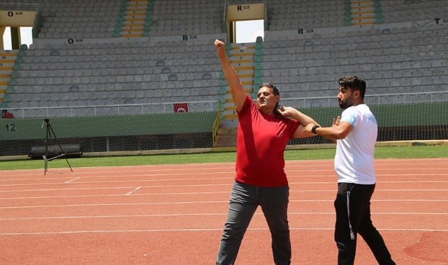 Şanlıurfalı görme engelli Mustafa Gezen gülle atma sporuyla sosyalleşti