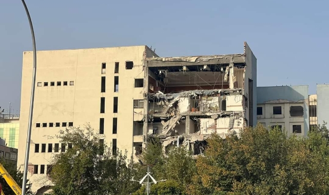 6 Şubat&#039;ta depremde zarar gören Şanlıurfa Maliye binasının yıkımına başlandı