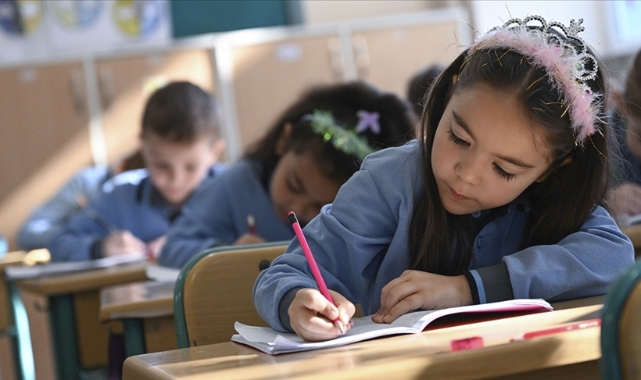 Milli Eğitim Bakanı Tekin&#039;den &#039;ara tatil&#039; açıklaması