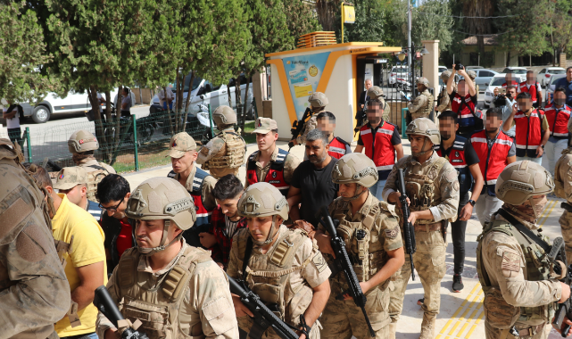 Şanlıurfa merkezli terör operasyonunda yakalanan 8 zanlı adliyeye sevk edildi