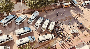 Siverek'te servis şoförleri yol kapattı