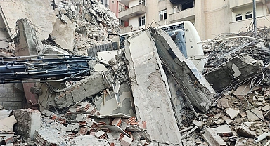 Urfa'da ağır hasarlı binanın yıkımında bir işçi göçük altında kaldı