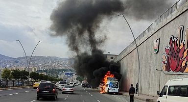 Şanlıurfa'nın göbeğinde korkutan araç yangını