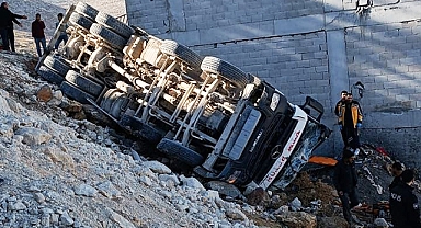 Şanlıurfa'da beton mikseri uçurumdan yuvarlandı