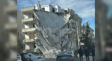 Şanlıurfa'da ağır hasarlı bina çöktü