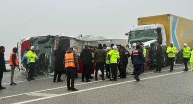 Yolcu otobüsü devrildi: Ölü ve yaralılar var