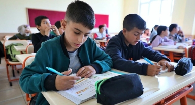 Depremin yıl dönümü nedeniyle okullar tatil edildi