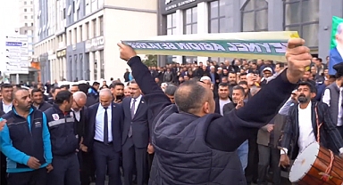 Şanlıurfa'da belediye işçileri zam için halay çekti