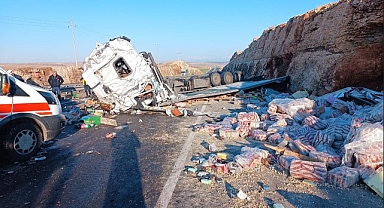 Şanlıurfa'da kozmetik yüklü tır devrildi: Sürücü ağır yaralandı