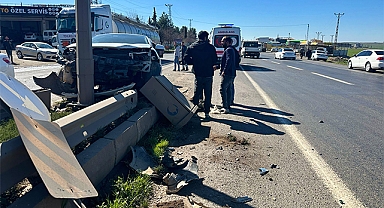 Siverek'te refüje çarpan otomobildeki 5 kişi yaralandı