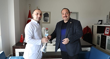 Ekinci'den sağlık çalışanlarına kırmızı karanfil