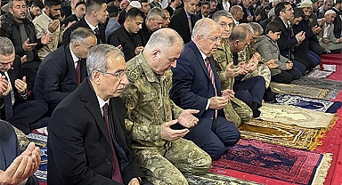 Bakan Güler bayram namazını Şanlıurfa'da kıldı