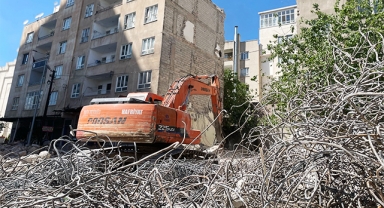 Şanlıurfa'da ağır hasarlı binaların yıkımı devam ediyor