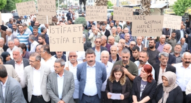 Birecik Belediyesi önünden 'istifa et' çağrısı