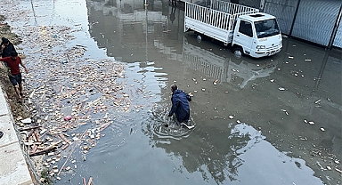 Şanlıurfa'da aniden bastıran sağanak hayatı felç etti