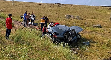 Şanlıurfa'da otomobil şarampole devrildi: Yaralılar var