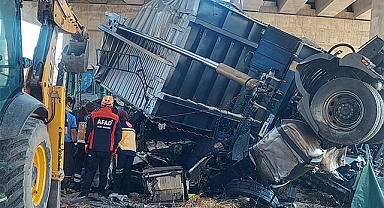 Şanlıurfa'da viyadükten düşen tırdaki iki kişi öldü