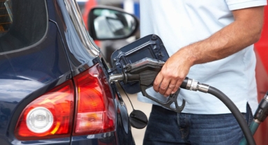 Benzin ve motorinde beklenen büyük zam ertelendi