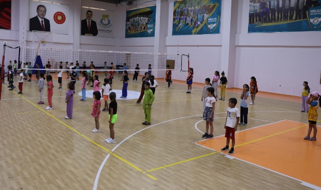 Çocuklar, yaz tatilinde Haliliye Belediyesi ile basketbol öğreniyor
