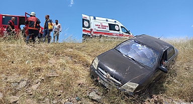 Şanlıurfa'da devrilen otomobilin sürücüsü yaralandı