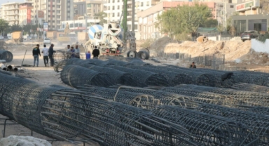 Şanlıurfa'da köprülü kavşak çalışması devam eden yol çökme nedeniyle kapatıldı
