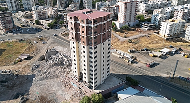 Şanlıurfa'da ağır hasarlı 17 katlı bina 17 ay sonra yıkıldı