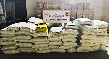 Şanlıurfa'da kargo kamyonunda 7,4 ton kaçak tütün ele geçirildi