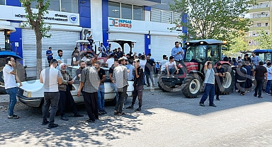Siverek'te DEDAŞ eylemi: Yolu trafiğe kapattılar