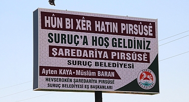Suruç'un girişine Kürtçe ve Türkçe tabela asıldı