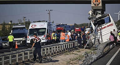 Yolcu otobüsü köprü ayağına çarptı: 9 ölü, 27 yaralı