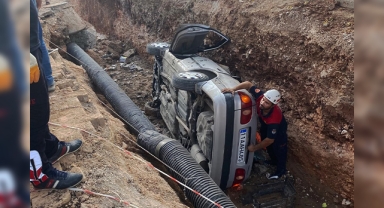 Şanlıurfa'da bir otomobil DSİ'nin kazdığı çukura düştü: 1 yaralı