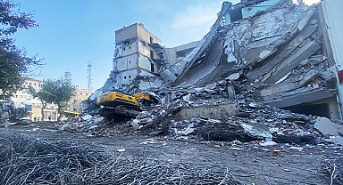 Şanlıurfa'da yıkım çalışması sırasında bina çöktü