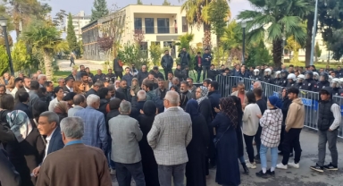 Halfeti Belediyesi önünde kayyum protestosu