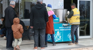 Haliliye Belediyesi'nden sıcak çorba ikramı