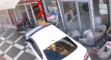 Şanlıurfa'da otomobilin çarptığı baba ile oğlu yaralandı