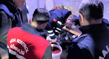 Haliliye'de onlarca kilo bozulmuş biber salçası ele geçirildi