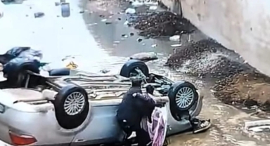 Şanlıurfa'da otomobil dereye düştü: 2 yaralı
