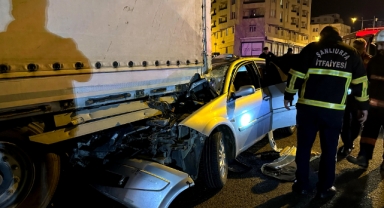 Şanlıurfa'da tıra arkadan çarpan otomobildeki 3 kişi yaralandı