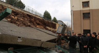 Siverek'te bir okulun istinat duvarı yıkıldı