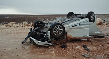 Suruç yolunda otomobil devrildi: Yaralılar var