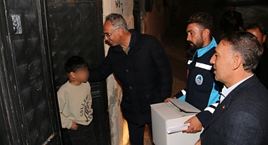 Başkan Kuş ve ekibi gece yarısına kadar gıda kolisi dağıttı